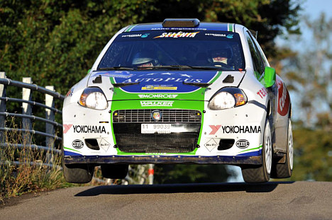 Ib Kragh og Karsten Isaksen letter med 150 kilometer i timen hen over en jernbanebro med deres Fiat Punto Grande S2000.
(Foto: Michael Eisenberg)